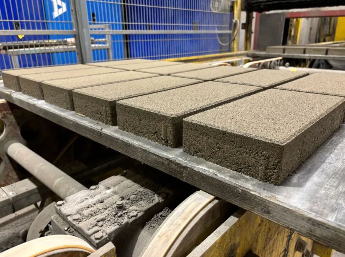 Frisch gepresste Betonsteine, hergestellt mit abgeschiedenem CO₂